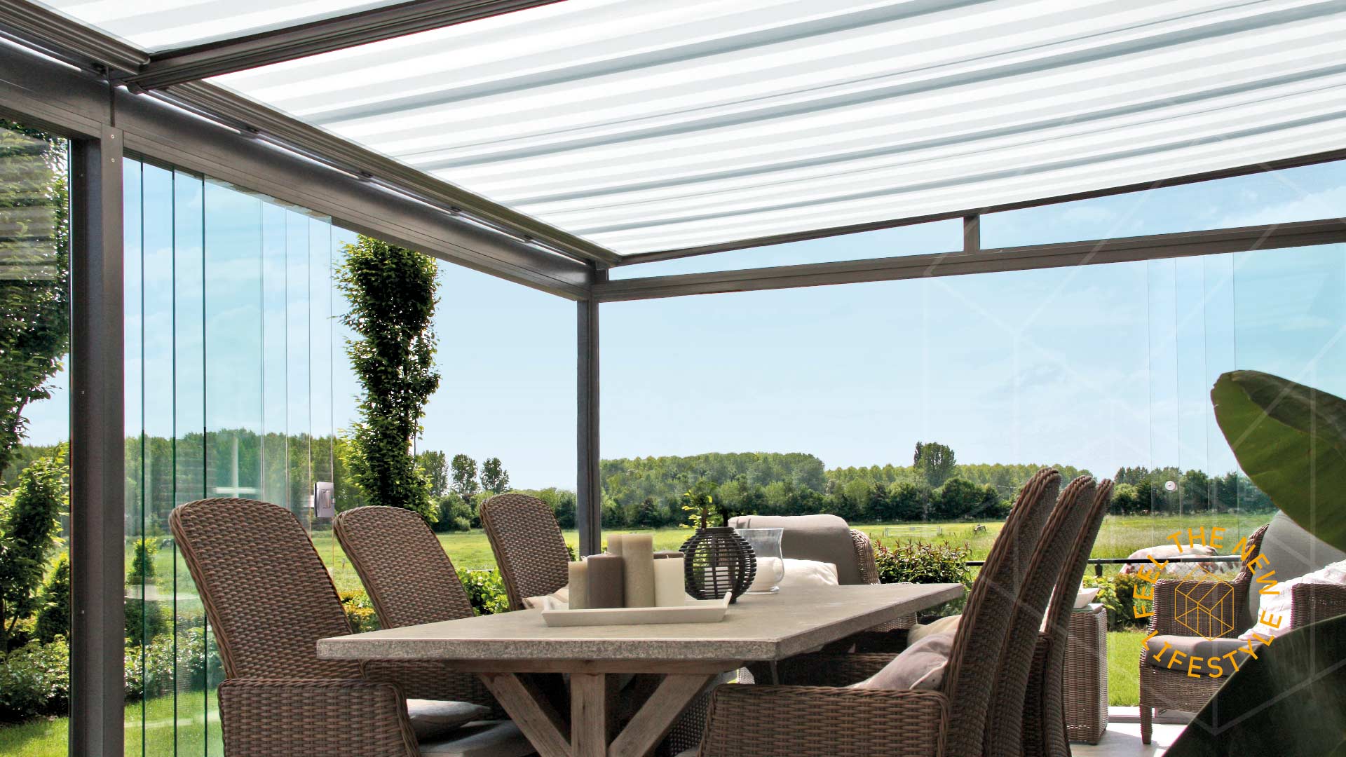 Sommergarten mit Glasschiebeelementen und Blick ins Grüne